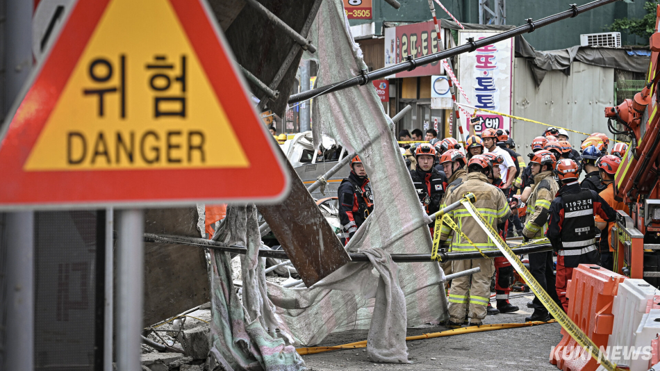 26일 오후 서울 서대문구 서소문 고가차도 철거 현장에서 붕괴사고가 발생해 관계당국이 사고 현장을 수습하고 있다. 남동균 기자