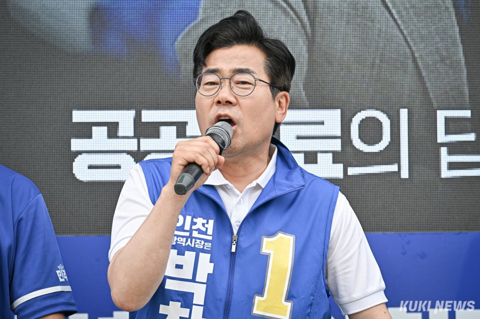 박찬대 더불어민주당 인천시장 후보가 27일 인천 강화군 신문사거리 일대에서 유세하고 있다.