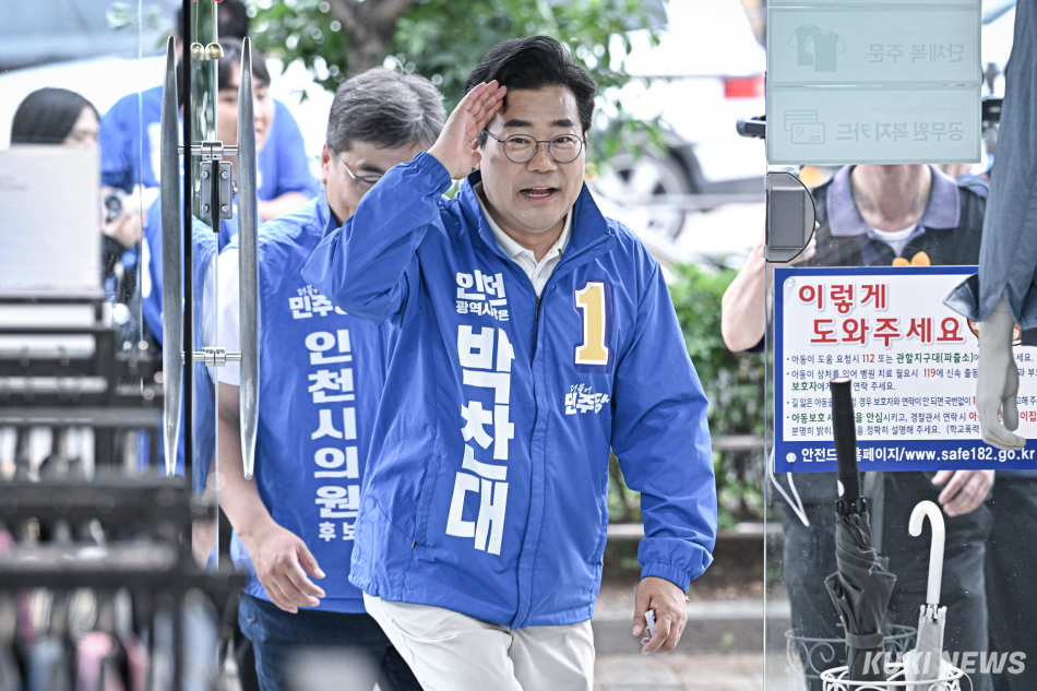 박찬대 더불어민주당 인천시장 후보가 27일 인천 강화군 수협사거리 일대 한 상가로 들어서고 있다.