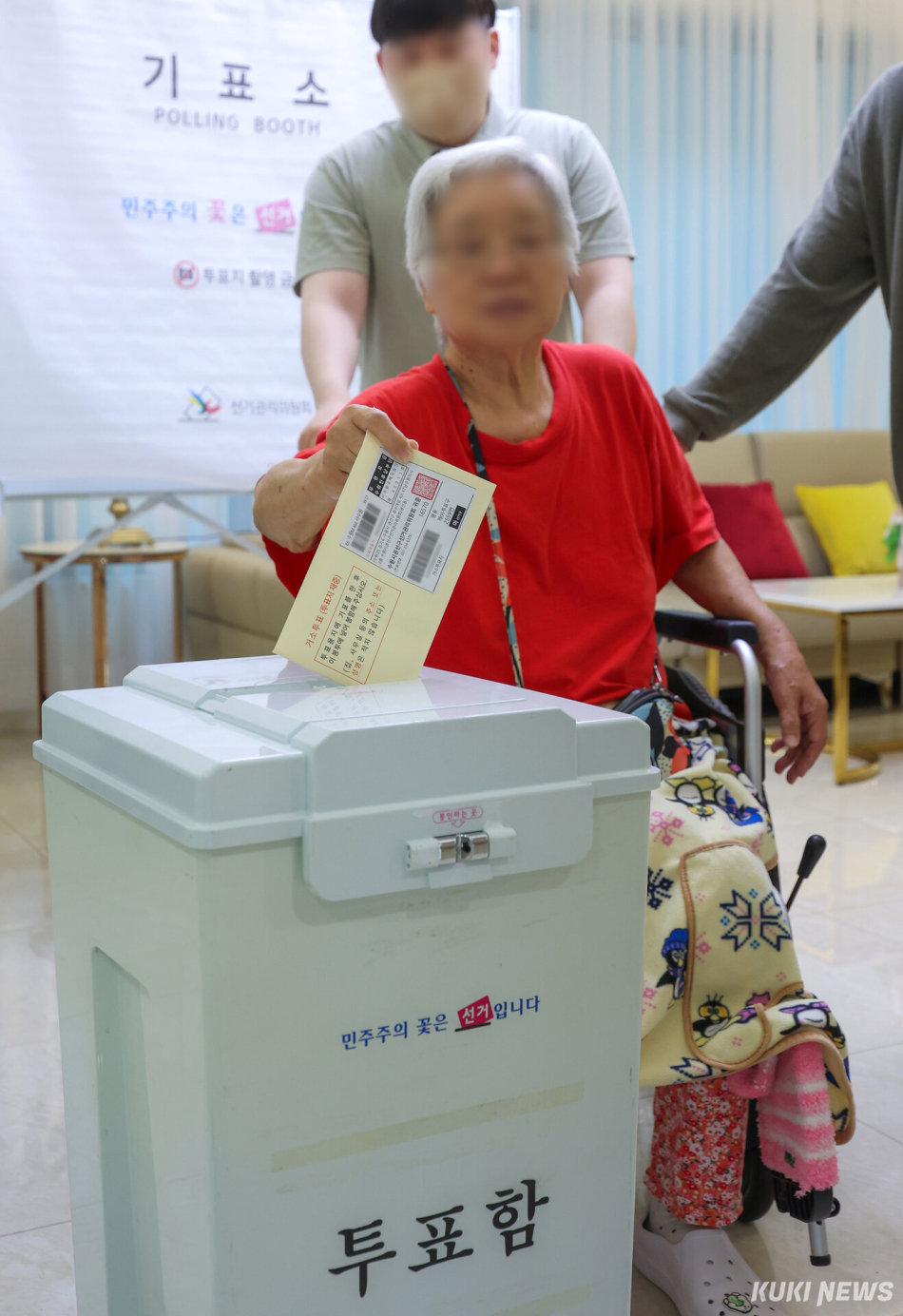 <YONHAP PHOTO-3925> 제9회 전국동시지방선거 거소투표<br>    (수원=연합뉴스) 홍기원 기자 = 제9회 전국동시지방선거를 일주일 앞둔 27일 경기도 수원시 권선구 사과나무요양원에서 어르신이 거소투표를 하고 있다. 2026.5.27 [공동취재]<br>    xanadu@yna.co.kr/2026-05-27 15:05:31/<br><저작권자 ⓒ 1980-2026 ㈜연합뉴스. 무단 전재 재배포 금지, AI 학습 및 활용 금지>