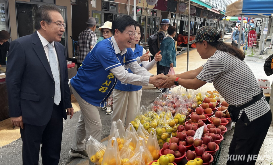 27일 오후 더불어민주당 구자열 원주시장 후보 전통시장 유세 현장 모습. 윤수용 기자