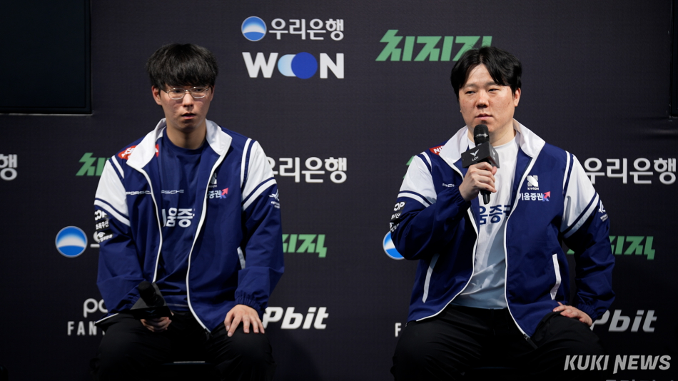 조재읍(오른쪽) 감독이 27일 서울 종로구 롤파크 LCK 아레나에서 기자회견에 임하고 있다. 쿠키뉴스 쿡깸