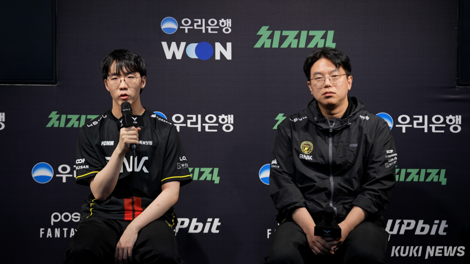 박준석 BNK 피어엑스 감독과 ‘태윤‘ 김태윤이 27일 서울 종로구 롤파크 LCK 아레나에서 기자회견에 임하고 있다. 쿠키뉴스 쿡깸