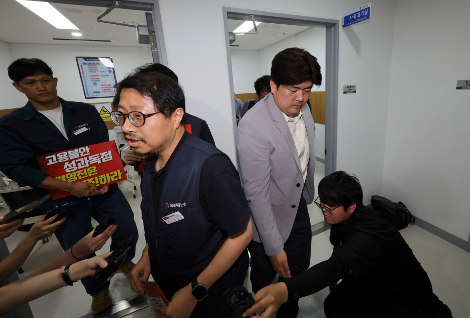 서승욱 카카오 노조 지회장과 사측 관계자들이 27일 3시쯤 경기 수원시 경기지방노동위원회에서 열린 카카오 노사 2차 조정 회의에 참석하기 위해 조정회의실로 들어가고 있다. 공동취재단