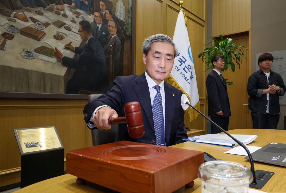 신현송 한국은행 총재가 28일 오전 서울 중구 한국은행에서 열린 금융통화위원회 본회의에 참석해 의사봉을 두드리고 있다.