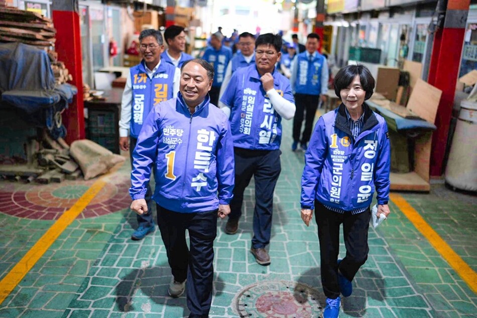 한득수 더불어민주당 임실군수 후보가 민주당 후보 출마자와 함께 선거운동을 이어가고 있다.