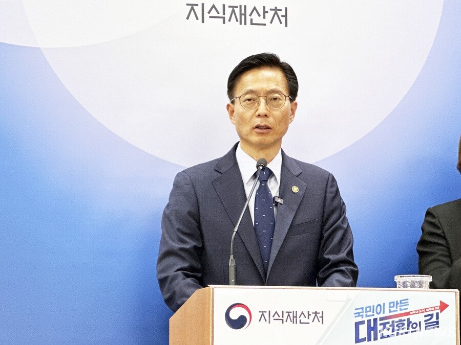 28일 정부대전청사 기자실에서 국민주권정부 출범 1주년 핵심 성과와 향후 계획을 발표하는 김용선 지식재산처장. 사진=이재형 기자