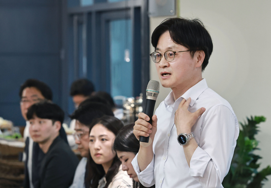 김정관 산업통상부 장관이 27일 세종에서 출입기자단과 진행한 만찬 간담회에서 모두 발언을 하고 있다. 산업통상부 제공