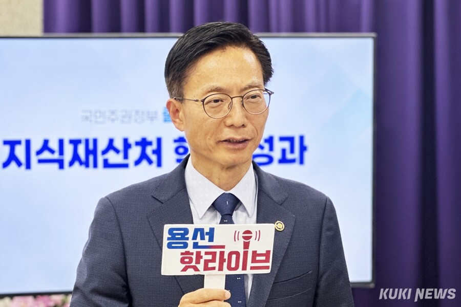 28일 정부대전청사 기자실에서 국민주권정부 출범 1주년을 맞아 핵심 성과와 향후 계획을 유튜브 라이브로 방송하는 김용선 지식재산처장. 사진=이재형 기자