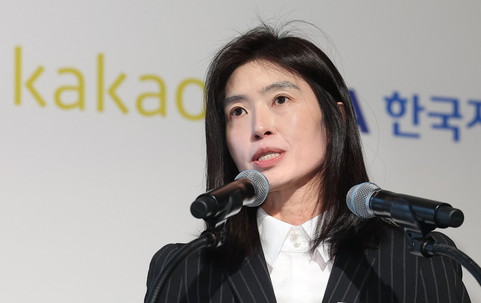 정신아 카카오 대표가 3월9일 경기도 성남시 분당구 경기창조경제혁신센터에서 열린 AI 국민비서 시범서비스 개통식에서 추진전략을 발표하고 있다. 연합뉴스
