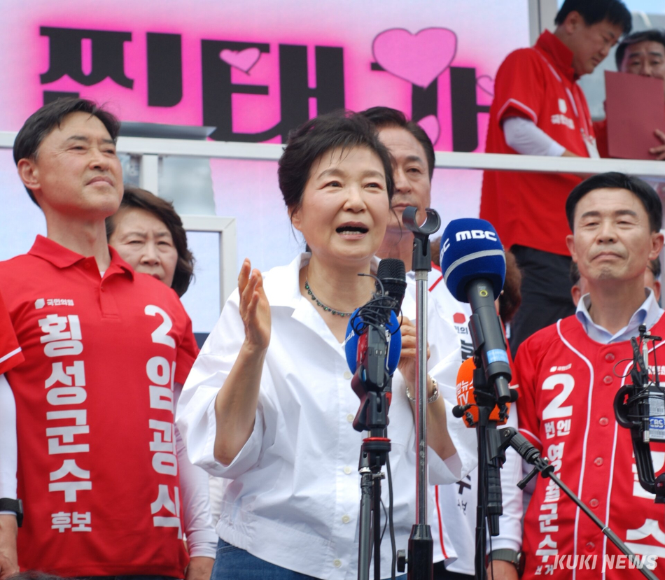 28일 오후 강원 횡성군 횡성읍을 찾은 박근혜 전 대통령. 윤수용 기자