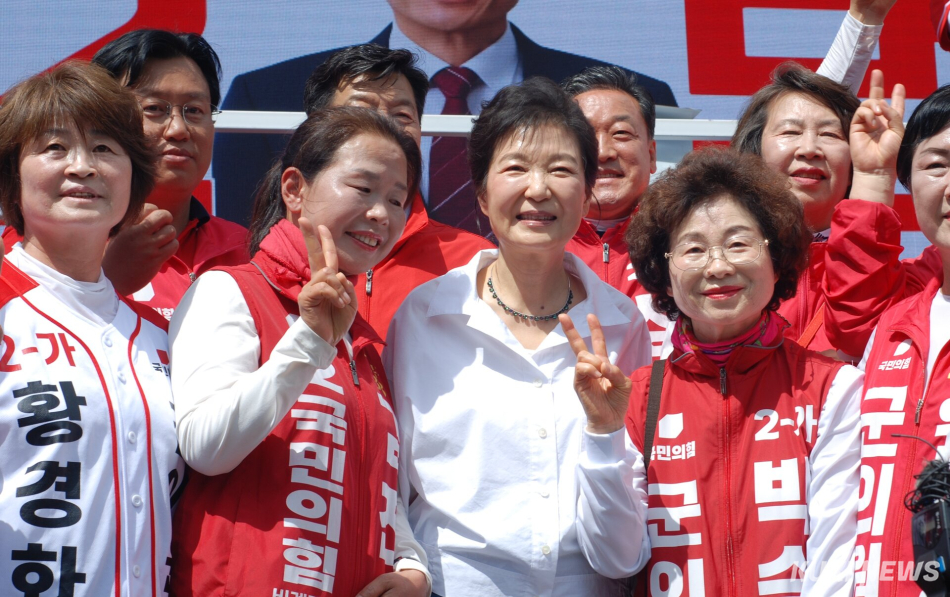 28일 오후 강원 횡성군 횡성읍을 찾은 박근혜 전 대통령. 윤수용 기자