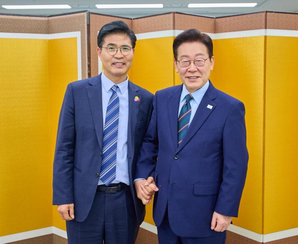 이재명 대통령과 손을 맞잡은 이원택 더불어민주당 전북도지사 후보