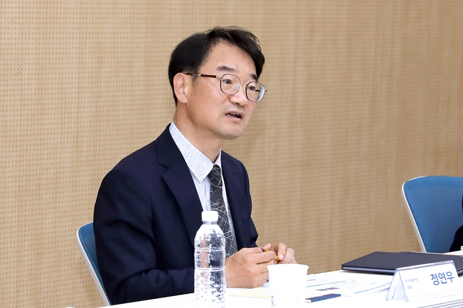 28일 한국지식재산센터에서 ‘2026년 상표 다출원 기업 정책 간담회’를 주재한 정연우 지식재산처 차장(가운데). 지식재산처