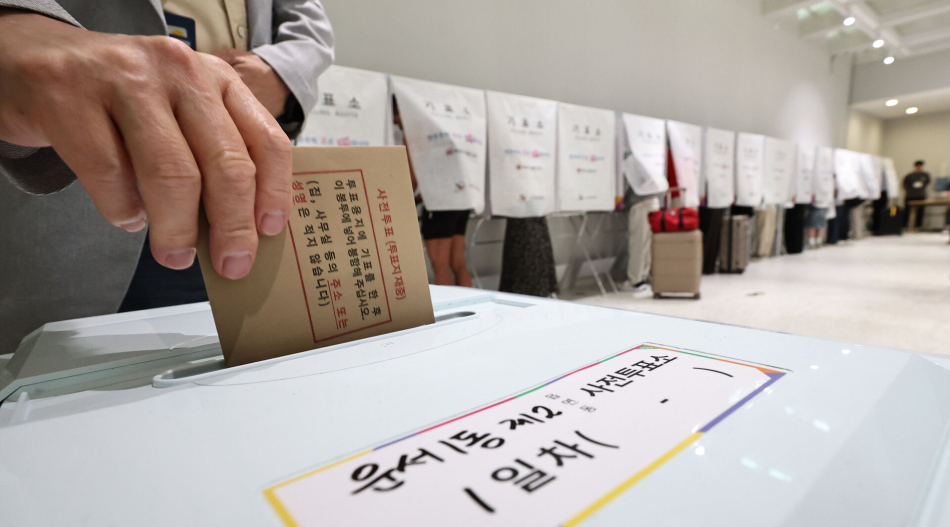 제9회 전국동시지방선거 사전투표 첫날인 29일 인천국제공항 제1터미널 출국장에 설치된 사전투표소에서 시민들이 출국 전 사전투표를 하고 있다. 연합뉴스