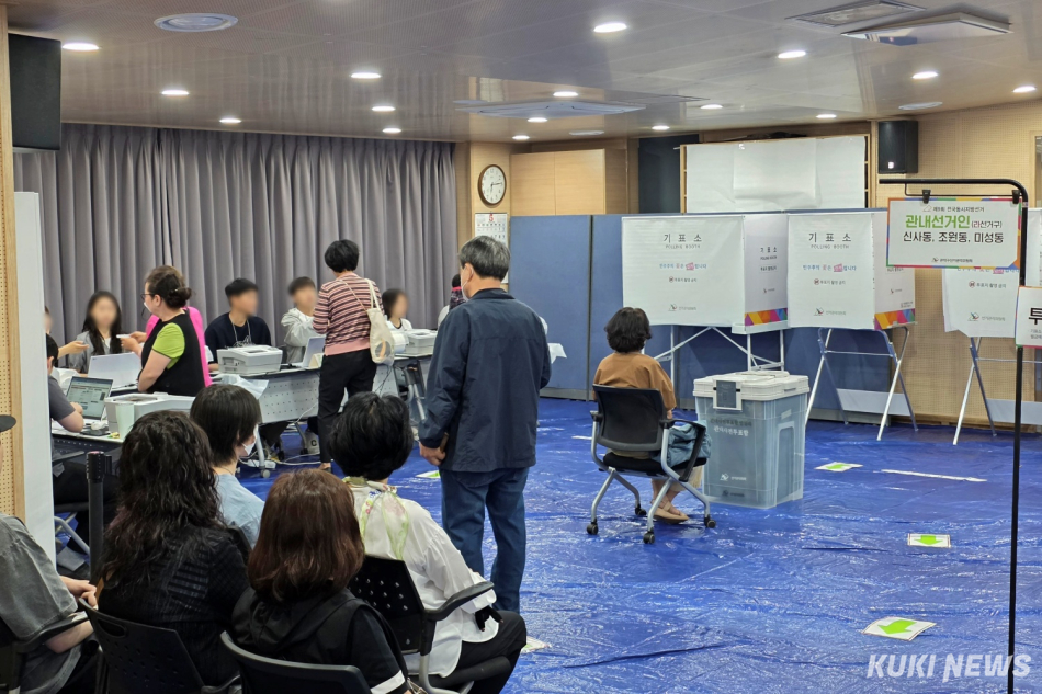 유권자들이 제9회 전국동시지방선거 사전투표 첫 날인 29일 서울 관악구 신사동복합청사 사전투표소에서 투표를 하고 있다. 김건주 기자