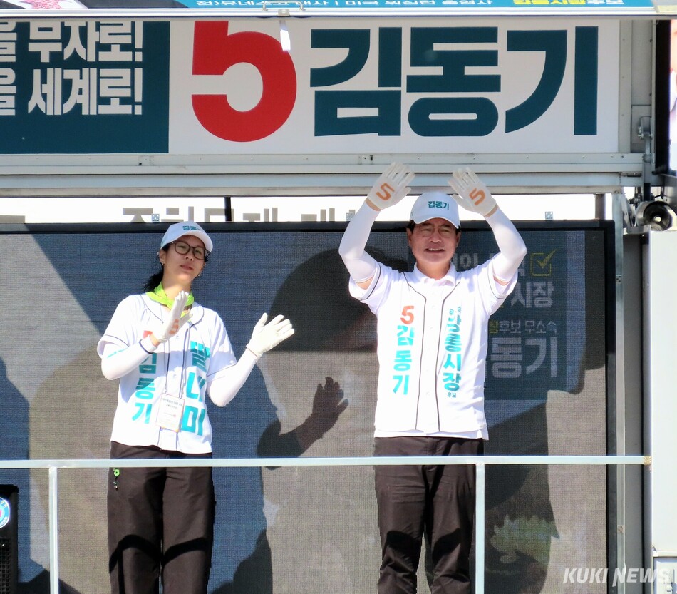 29일 아침 구정면투표소에서 사전투표를 마친 무소속 김동기 강릉시장 후보가 곧바로 포남동 동인병원입구오거리로 이동, 출근하는 시민들에게 인사를 하며 유세를 전개하고 있다. 전인수 기자