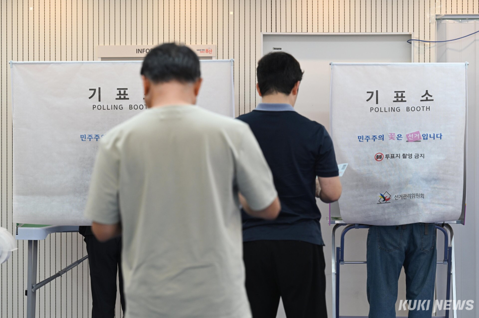 제9회 전국동시지방선거 사전투표 날인 29일 오전 서울 용산구 이촌1동주민센터에 마련된 사전투표소에서 유권자들이 투표하고 있다. 임은재 기자