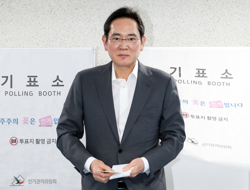 이재용 삼성전자 회장이 29일 서울 용산구 한남동 주민센터에 마련된 제9회 전국동시지방선거 사전투표소에서 투표하고 있다.
