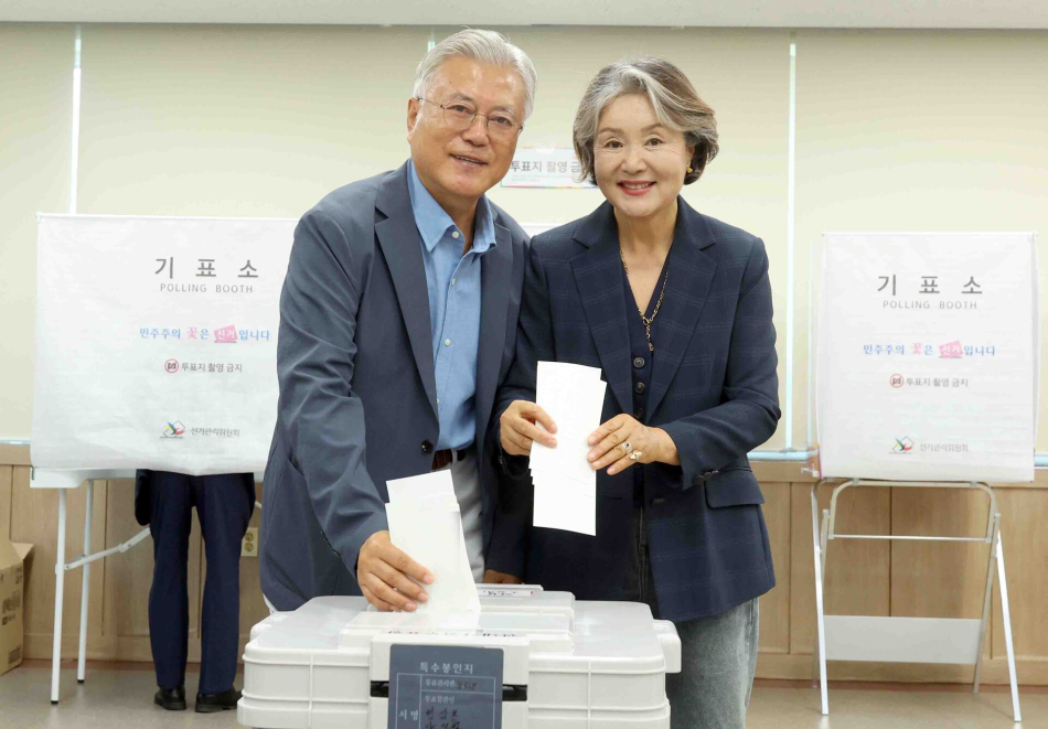문재인 전 대통령과 김정숙 여사가 6·3지방선거 사전투표 첫날인 29일 경남 양산시 하북면 주민자치센터에 마련된 사전투표소에서 투표하고 있다.