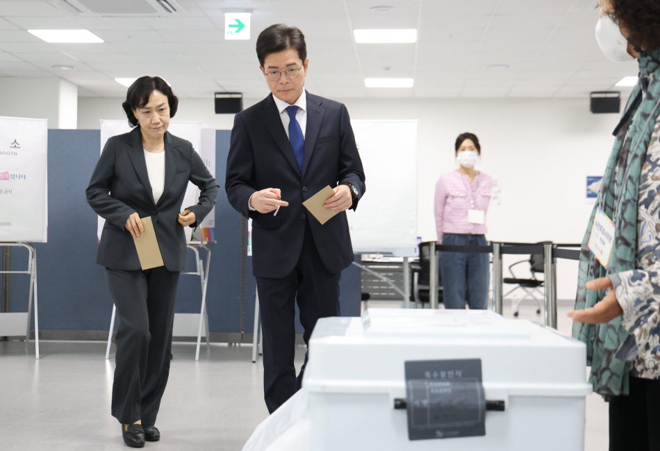 <YONHAP PHOTO-3476> 사전투표하는 정원오 서울시장 후보
    (서울=연합뉴스) 이지은 기자 = 더불어민주당 정원오 서울시장 후보와 문혜정 여사가 29일 서울 중구 소공동 행정복합청사에 마련된 제9회 전국동시지방선거 사전투표소에서 투표하고 있다. 2026.5.29 [공동취재] 
    jieunlee@yna.co.kr/2026-05-29 09:02:46/
<저작권자 ⓒ 1980-2026 ㈜연합뉴스. 무단 전재 재배포 금지, AI 학습 및 활용 금지>