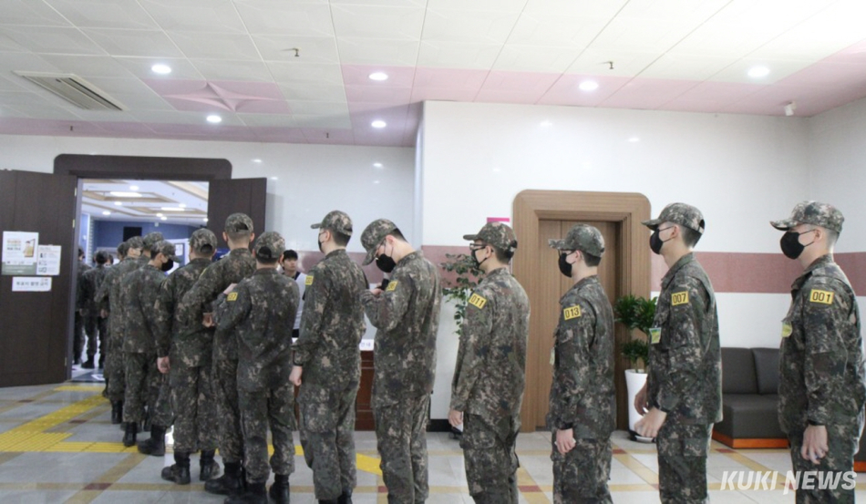 제9회 전국동시지방선거 사전투표 첫날인 29일 오전 강원 화천여성회관에 마련된 사전투표에 소중한 주권을 행사하려는 군장병들이 줄지어 서 있다.