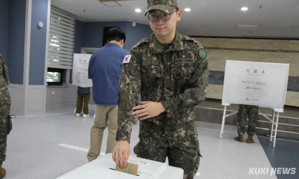 제9회 전국동시지방선거 사전투표 첫날인 29일 오전 강원 화천여성회관에 마련된 사전투표에서 장병들이 소중한 주권을 행사하고 있다.
