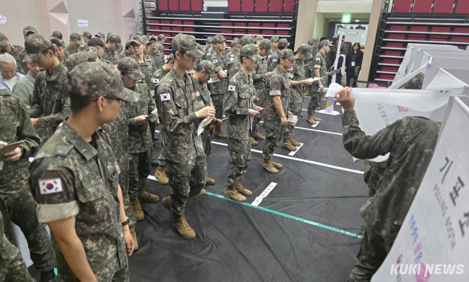 제9회 전국동시지방선거 사전투표 첫날인 29일 오전 강원 화천청소년수련관에 마련된 사전투표에서 장병들이 소중한 주권을 행사하기 위해 대기하고 있다.