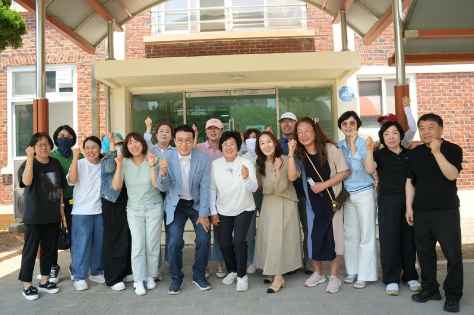 이남호 전북교육감 후보가 가족과 함께 29일 익산 북일초등하교 사전투표소를 찾아 지지자들과 선거 승리 의지를 담아 파이팅을 외치고 있다.