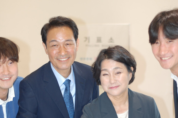 원주서 사전투표 나선 ‘우상호 후보 가족’