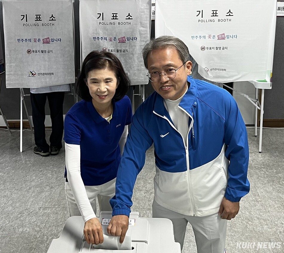 더불어민주당 송기헌(원주을) 국회의원 부부가 29일 강원 원주시 댄싱공연장 사전투표소를 방문해 구장열 후보를 응원한 후 소중한 한 표를 행사했다. 윤수용 기자