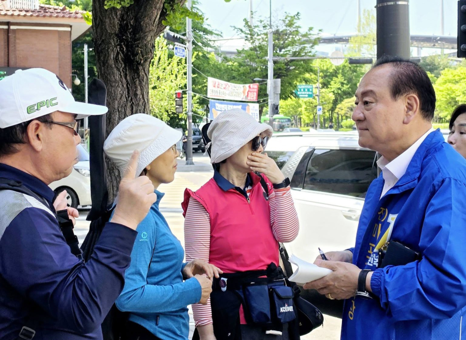유동균 더불어민주당 마포구청장 후보가 주민들 의견을 듣고 있다. 유동균 캠프 제공