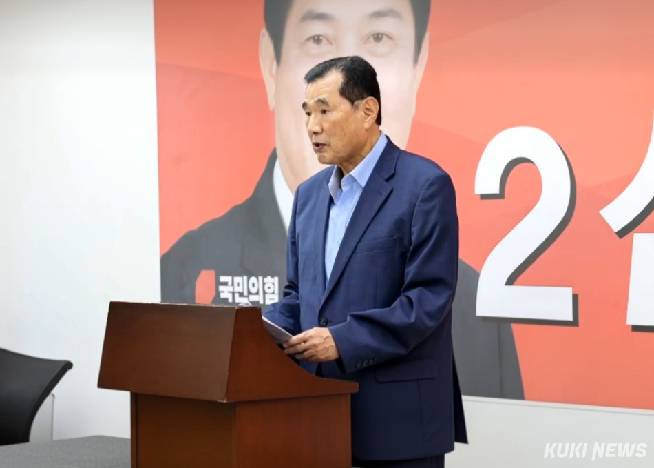 이욱환 국민의힘 심재국 평창군수 후보 공동선대위원장(전 평창문화원장)이 29일 심재국 후보 선거사무소에서 기자회견을 열어 지광천 도의원의 주장을 반박하고, 허위사실 유포 및 명예훼손에 대한 입장을 밝히고 있다. 심재국 후보 캠프 제공