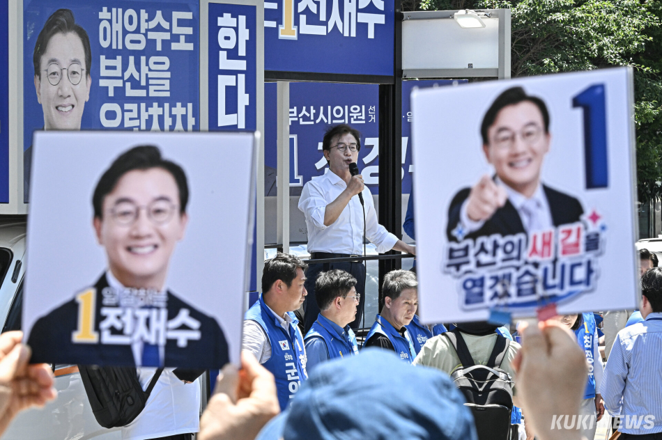 전재수 더불어민주당 부산시장 후보가 30일 부산 기장군 기장시장 인근 유세에서 지지를 호소하고 있다.