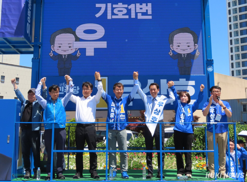 더불어민주당 우상호 강원도지사 후보와 김중남 강릉시장 후보가 30일 강릉역 앞 회전교차로에서 백승아·김우영 국회의원, 김한근·김현수 김중남 후보 공동선대위원장, 배우 우현 등의 지원 속에 차량으로 이동하는 강릉시민들을 대상으로 공동 집중유세를 펼치고 있다. 전인수 기자