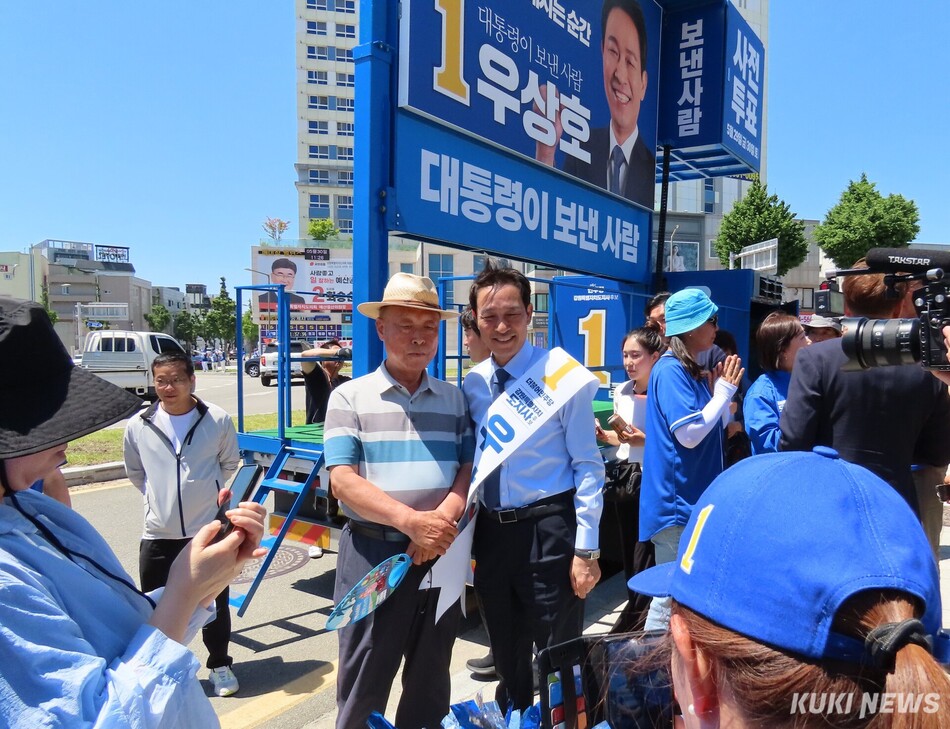 더불어민주당 우상호 강원도지사 후보와 김중남 강릉시장 후보가 30일 강릉역 앞 회전교차로에서 백승아·김우영 국회의원, 김한근·김현수 김중남 후보 공동선대위원장, 배우 우현 등의 지원 속에 차량으로 이동하는 강릉시민들을 대상으로 공동 집중유세를 펼치고 있다. 우상호 후보가 시민들과 기념촬영을 하고 있다. 전인수 기자