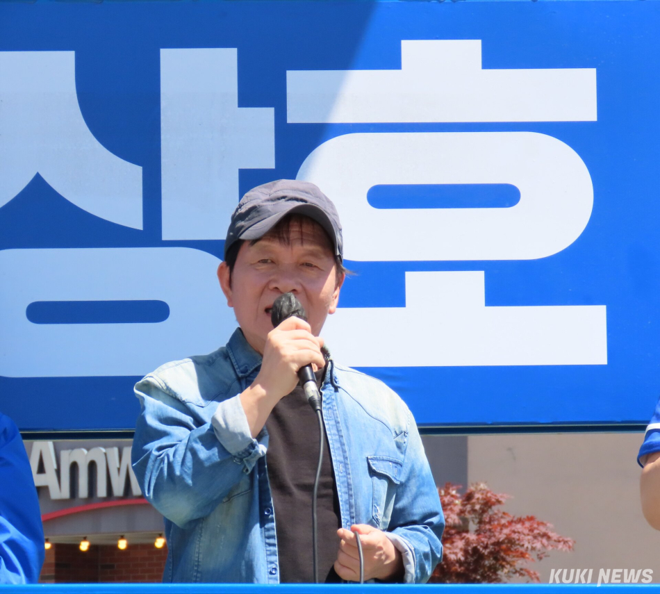 더불어민주당 우상호 강원도지사 후보와 김중남 강릉시장 후보가 30일 강릉역 앞 회전교차로에서 백승아·김우영 국회의원, 김한근·김현수 김중남 후보 공동선대위원장, 배우 우현 등의 지원 속에 차량으로 이동하는 강릉시민들을 대상으로 공동 집중유세를 펼치고 있다. 배우 우현. 전인수 기자