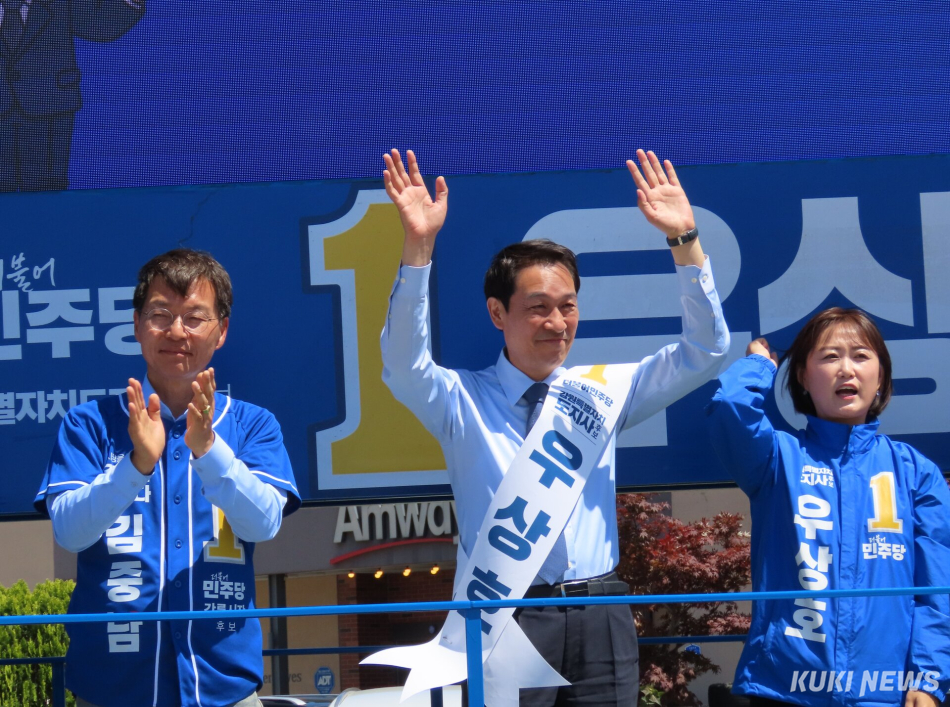 더불어민주당 우상호 강원도지사 후보와 김중남 강릉시장 후보가 30일 강릉역 앞 회전교차로에서 백승아·김우영 국회의원, 김한근·김현수 김중남 후보 공동선대위원장, 배우 우현 등의 지원 속에 차량으로 이동하는 강릉시민들을 대상으로 공동 집중유세를 펼치고 있다. 전인수 기자