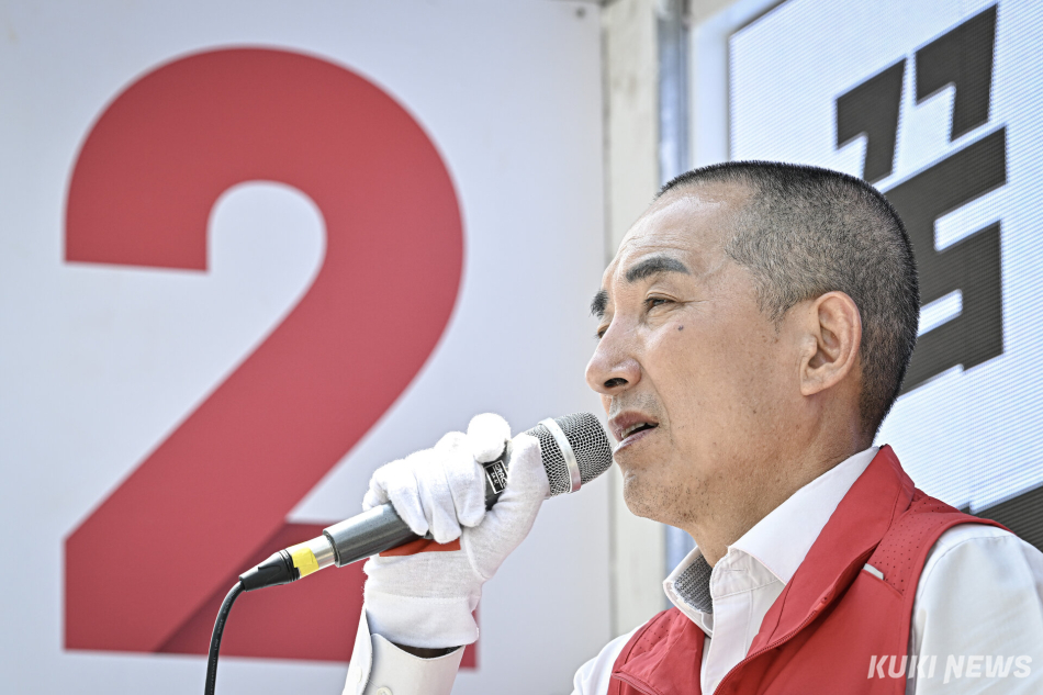 박민식 국민의힘 부산 북구갑 국회의원 보궐선거 후보가 29일 부산 북구 구포시장에서 열린 유세에서 지지를 호소하고 있다.