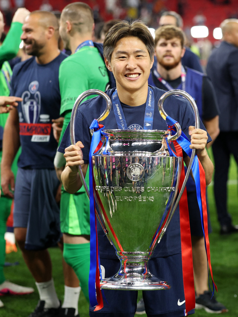이강인이 31일(한국시간) 헝가리 부다페스트 푸슈카시 아레나에서 열린 2025~2026시즌 유럽축구연맹(UEFA) 챔피언스리그(UCL) 우승을 차지한 뒤 세리머니를 하고 있다. 로이터연합