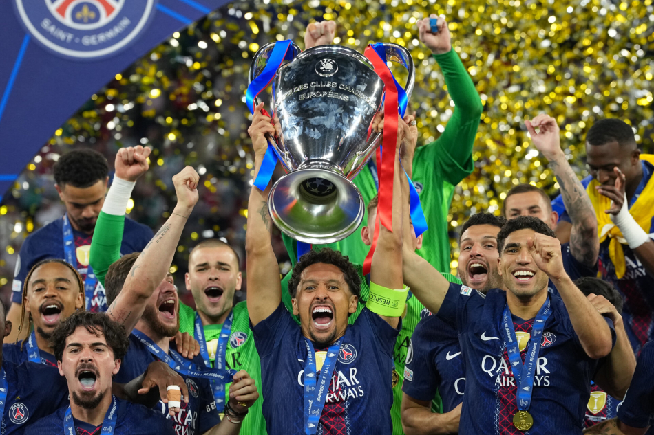 PSG 선수단이 31일(한국시간) 헝가리 부다페스트 푸슈카시 아레나에서 열린 2025~2026시즌 유럽축구연맹(UEFA) 챔피언스리그(UCL) 우승을 차지한 뒤 세리머니를 하고 있다. AP연합