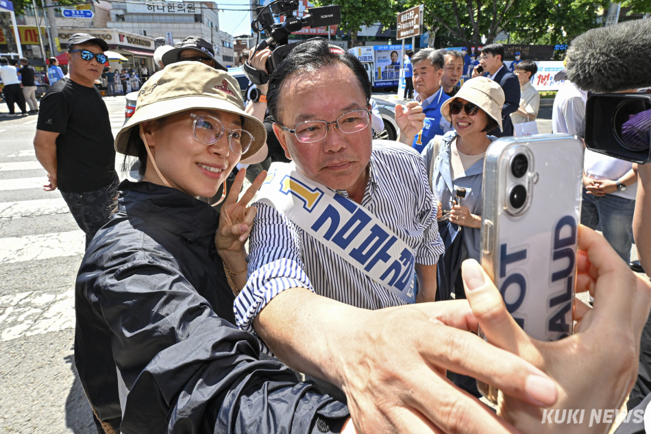김부겸 더불어민주당 대구시장 후보가 31일 대구 동구 불로전통시장에서 지지자와 셀카를 촬영하고 있다.
