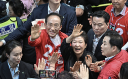 박근혜, 서문시장서 추경호 지원…“압도적 지지 부탁” [쿠키포토]