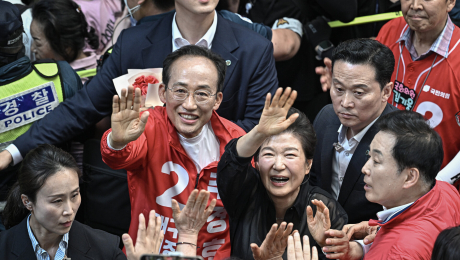 박근혜, 서문시장서 추경호 지원…“압도적 지지 부탁” [쿠키포토]