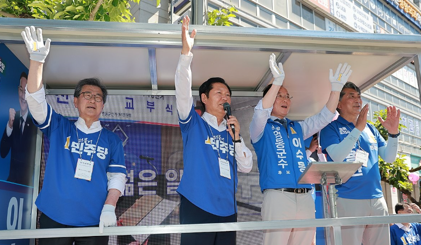 더불어민주당 정청래 총괄상임선거대책위원장이 31일 충북 영동군 영동전통시장 앞에서 민주당 이수동 영동군수 후보에 대한 지지를 호소하고 있다. 연합뉴스