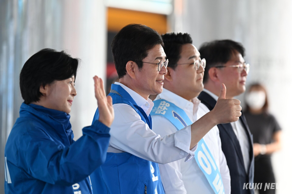 정원오 더불어민주당 서울시장 후보가 1일 서울역 앞에서 유세하고 있다.