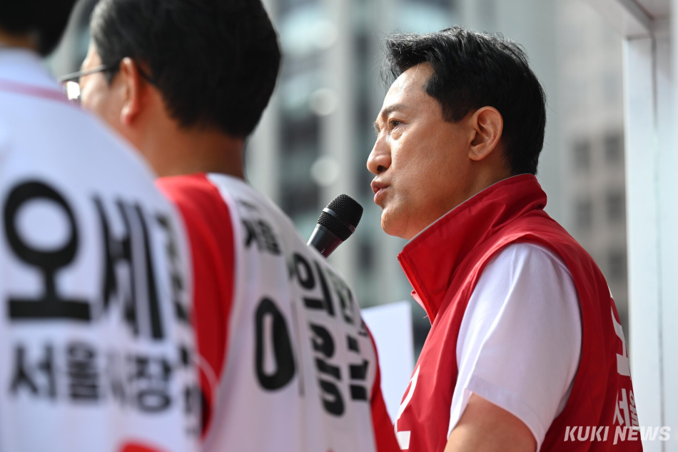 오세훈 국민의힘 서울시장 후보가 6·3 지방선거를 이틀 앞둔 1일 광화문역 6번 출구 앞에서 유세차에 올라 발언하고 있다.