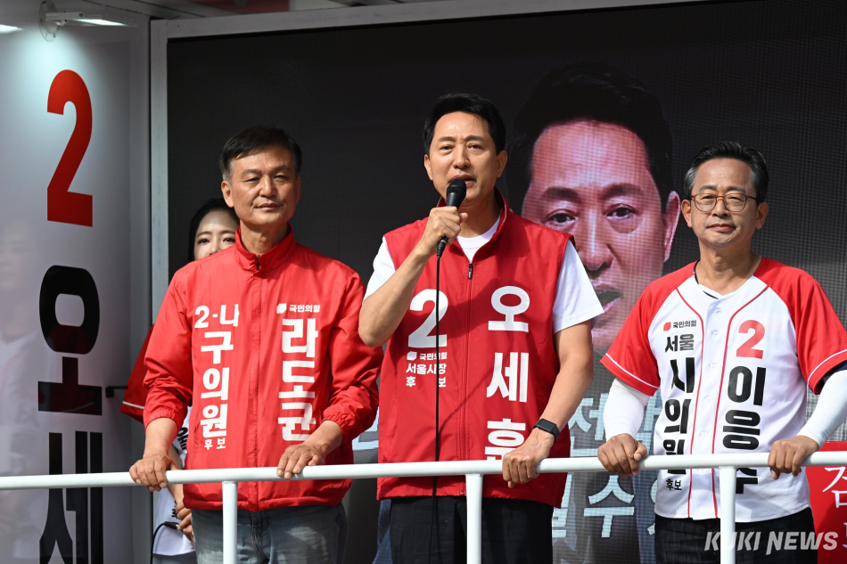 오세훈 국민의힘 서울시장 후보가 6·3 지방선거를 이틀 앞둔 1일 광화문역 6번 출구 앞에서 유세하고 있다.