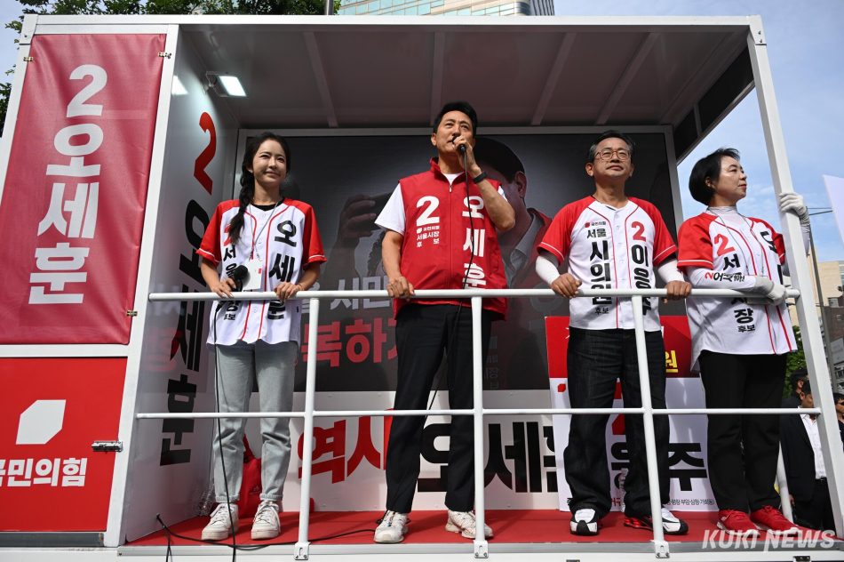 오세훈 국민의힘 서울시장 후보가 6·3 지방선거를 이틀 앞둔 1일 광화문역 6번 출구 앞에서 시민들을 향해 지지를 호소하고 있다.
