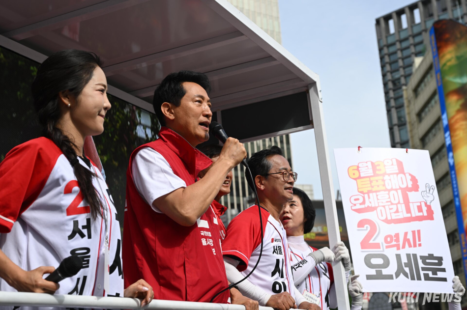 오세훈 국민의힘 서울시장 후보가 6·3 지방선거를 이틀 앞둔 1일 광화문역 6번 출구 앞에서 유세하고 있다.